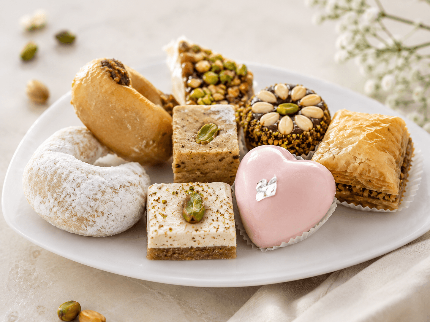 تشكيلة من الحلويات التونسية التقليدية